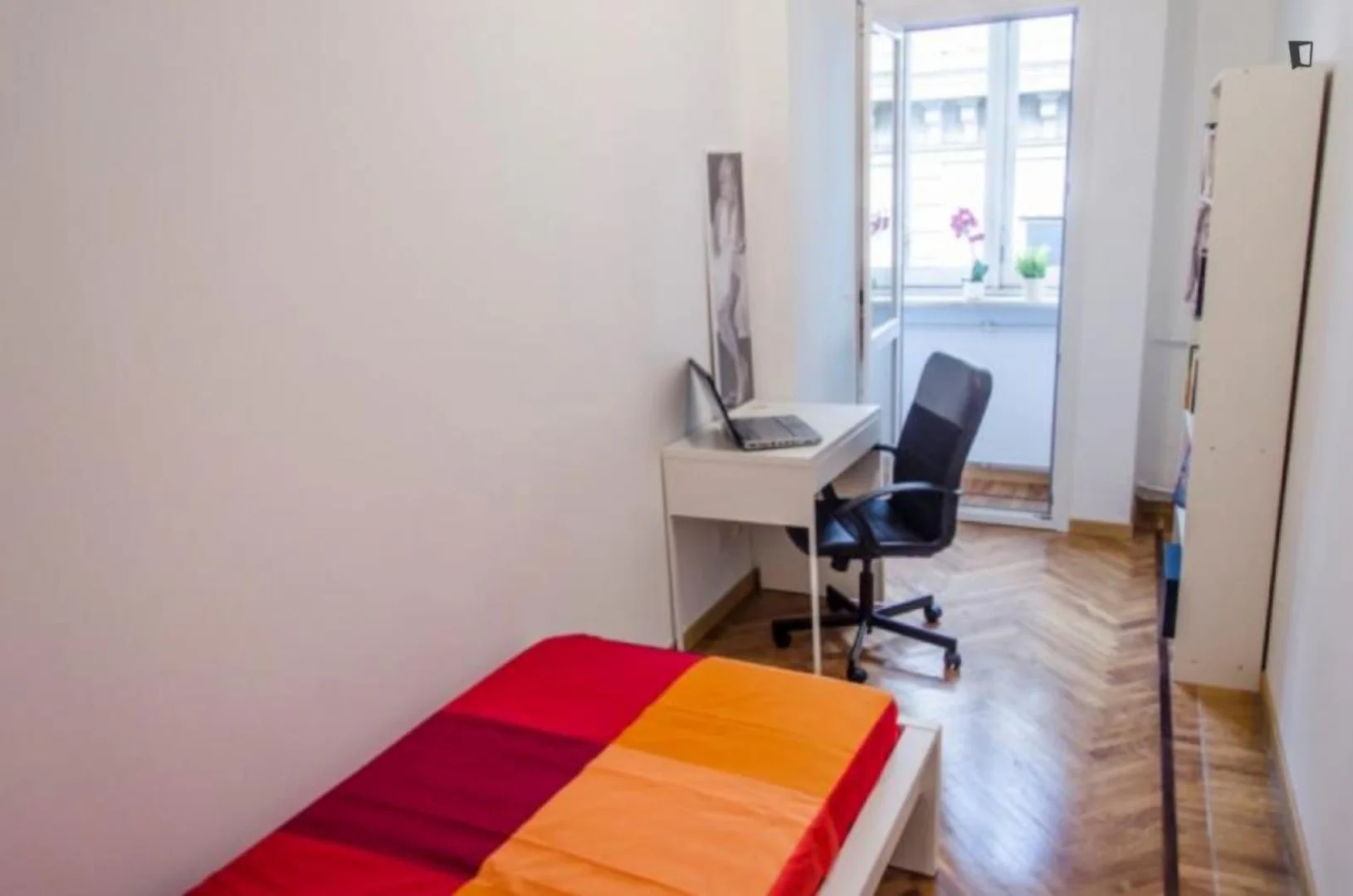 'de modern olanaklara sahip öğrenci dostu oda