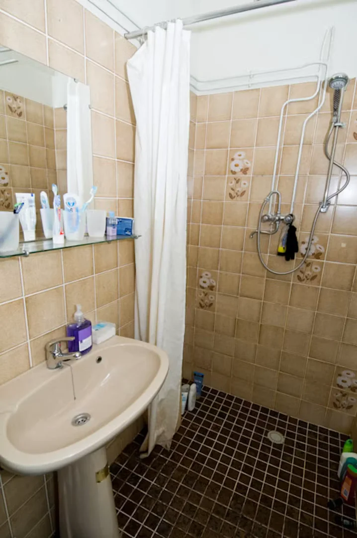 Quarto para alugar em apartamento de estudantes em , totalmente mobilado