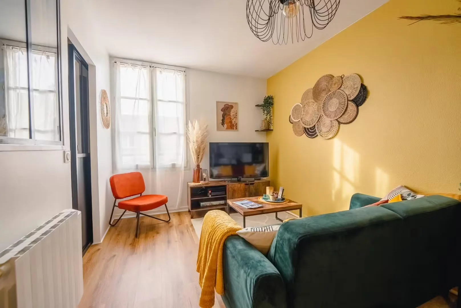 Chambre d'étudiant à  avec espace d'étude et installations communes