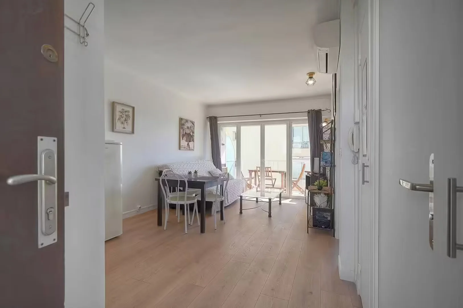 Quarto de estudante luminoso e arejado com acesso fácil à universidade em 