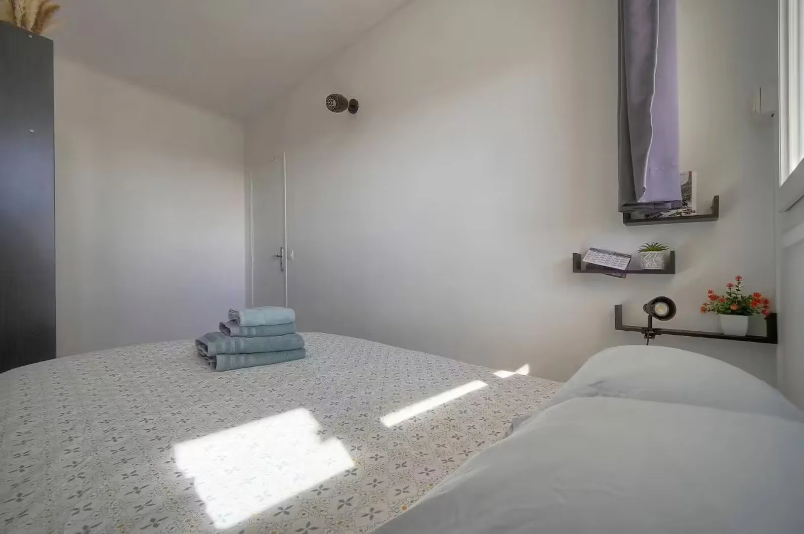 Quarto de estudante económico com localização conveniente em 