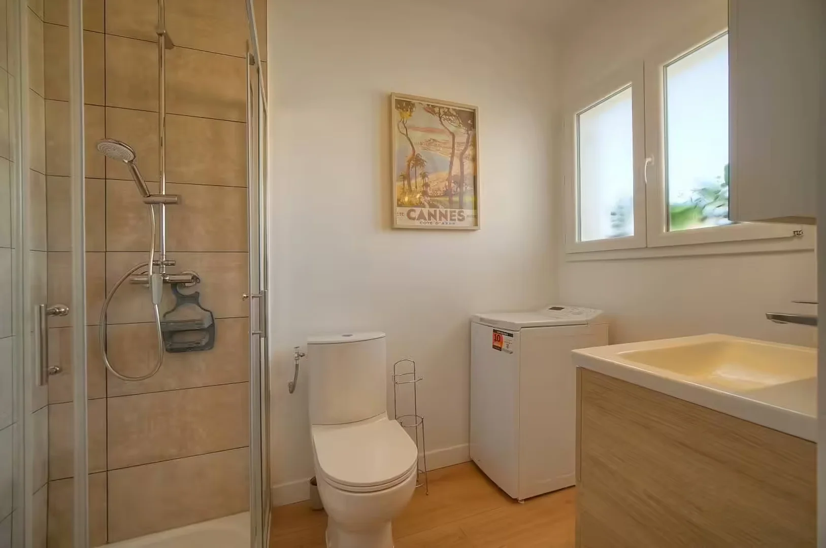 Quarto de estudante confortável e espaçoso em 