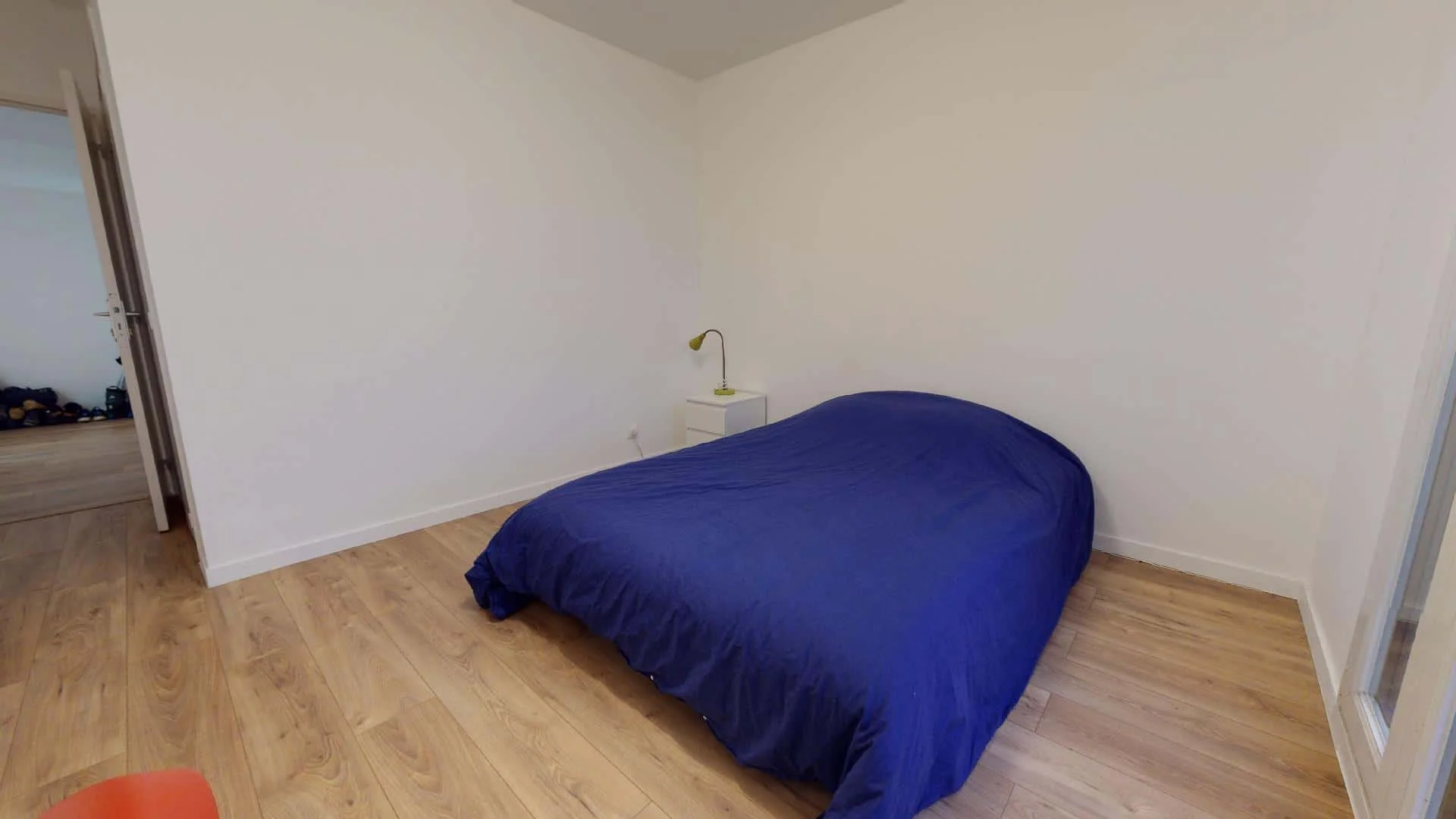 Habitación estudiantil funcional perfecta para estudiar en 