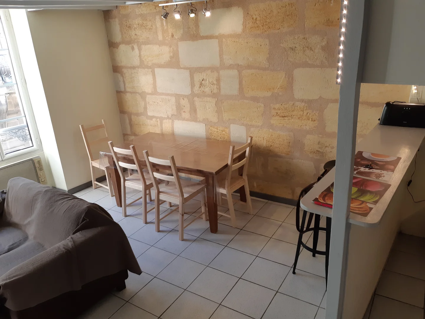 Chambre d'étudiant à avec espace d'étude et installations communes