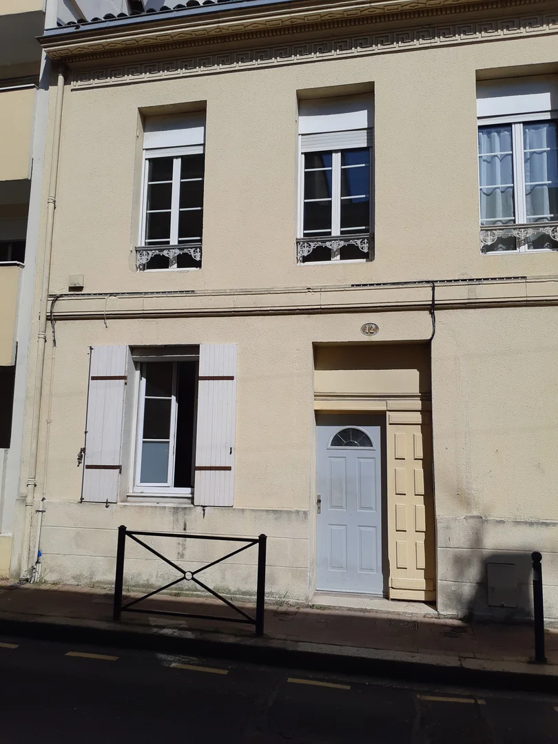 Chambre confortable pour étudiants disponible dans