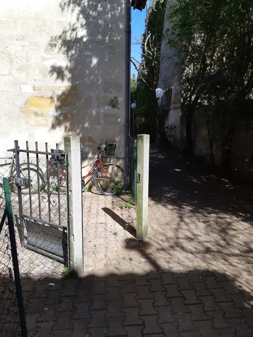 Chambre d'étudiant à avec espace d'étude et installations communes