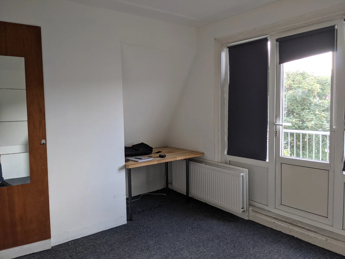 Quarto de estudante luminoso e arejado com acesso fácil à universidade em 