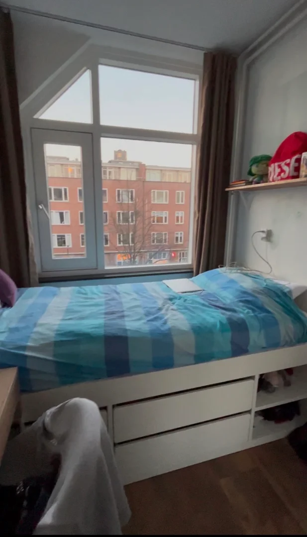 Quarto para alugar em apartamento de estudantes em , totalmente mobilado