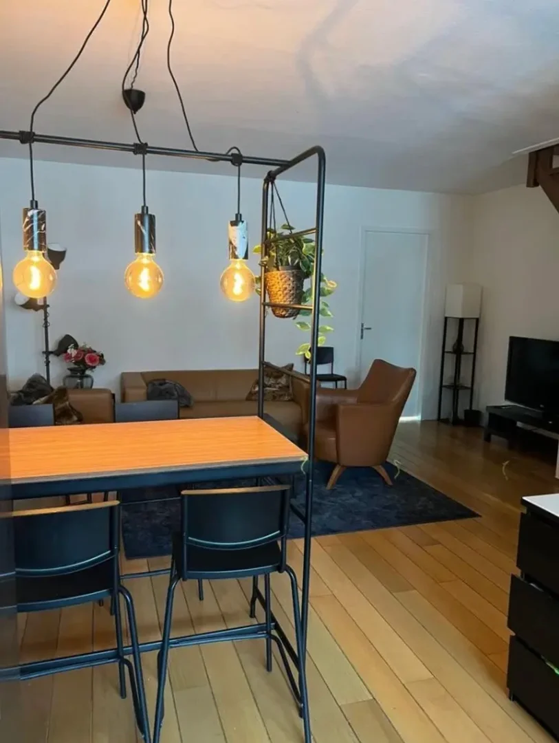 Quarto acessível para estudantes com iluminação ampla em 