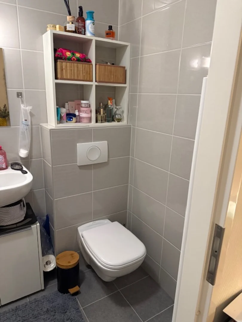 Chambre d'étudiant à  avec espace d'étude et installations communes