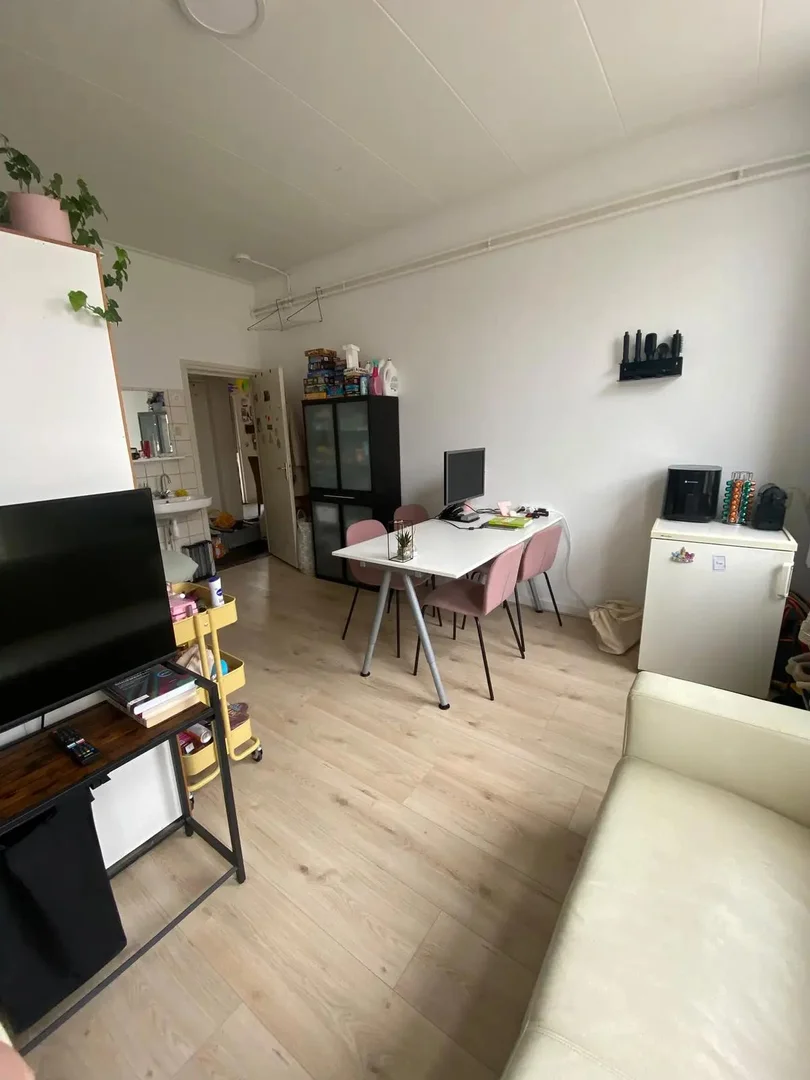 Chambre d'étudiant lumineuse et aérée avec accès facile à l'université dans 