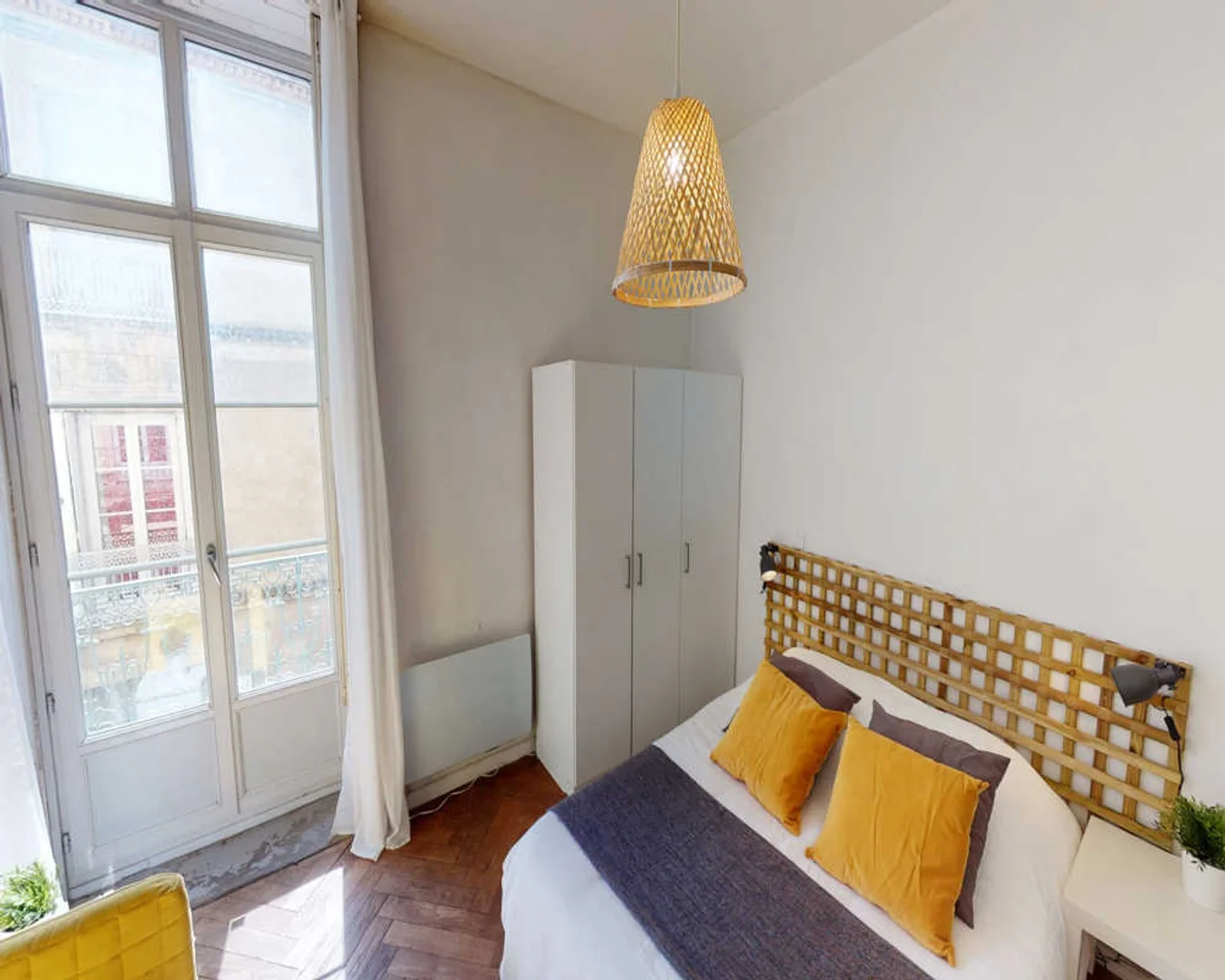 Chambre abordable pour les étudiants avec un bon éclairage dans 