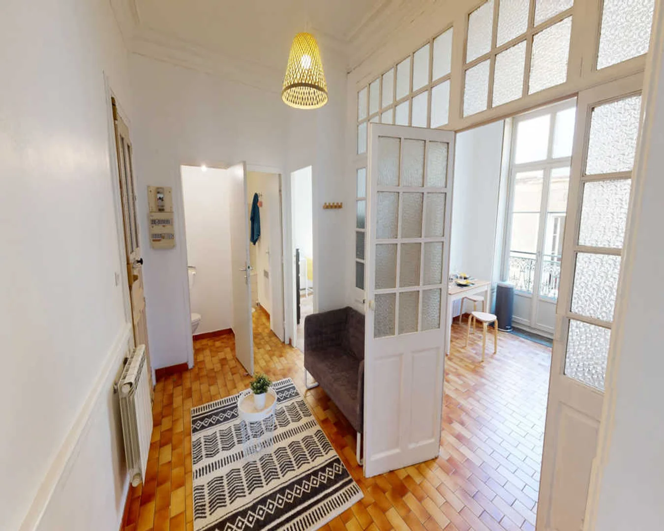 Chambre d'étudiant à  avec espace d'étude et installations communes