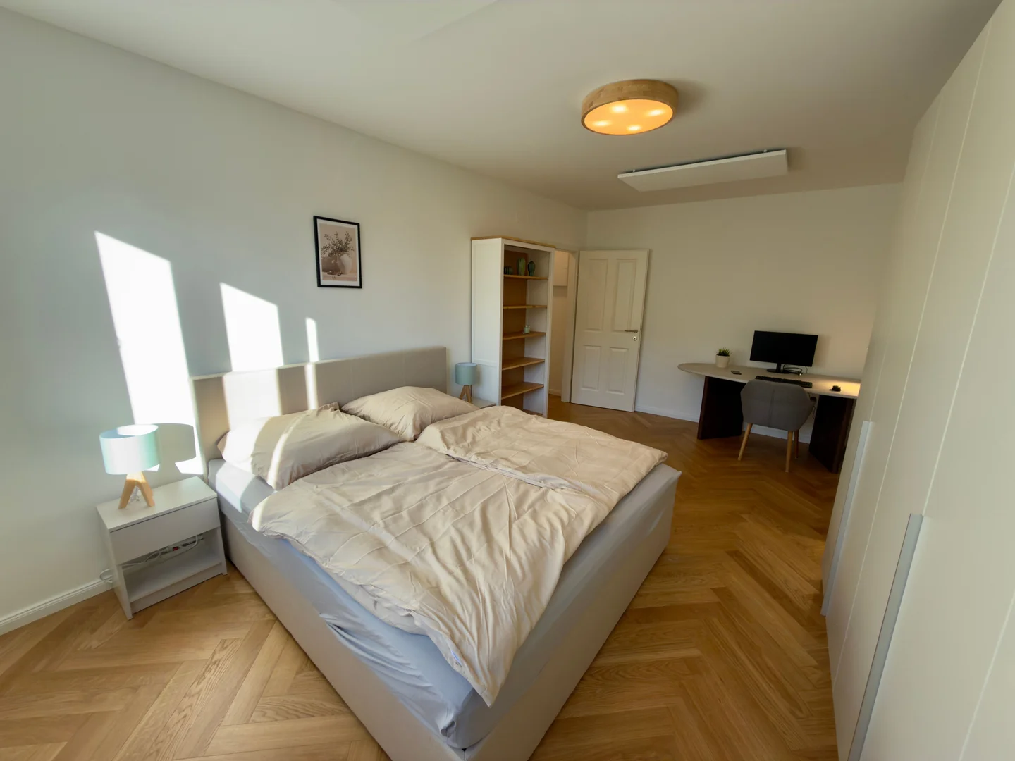 Stanza economica per studenti con ampia illuminazione in 