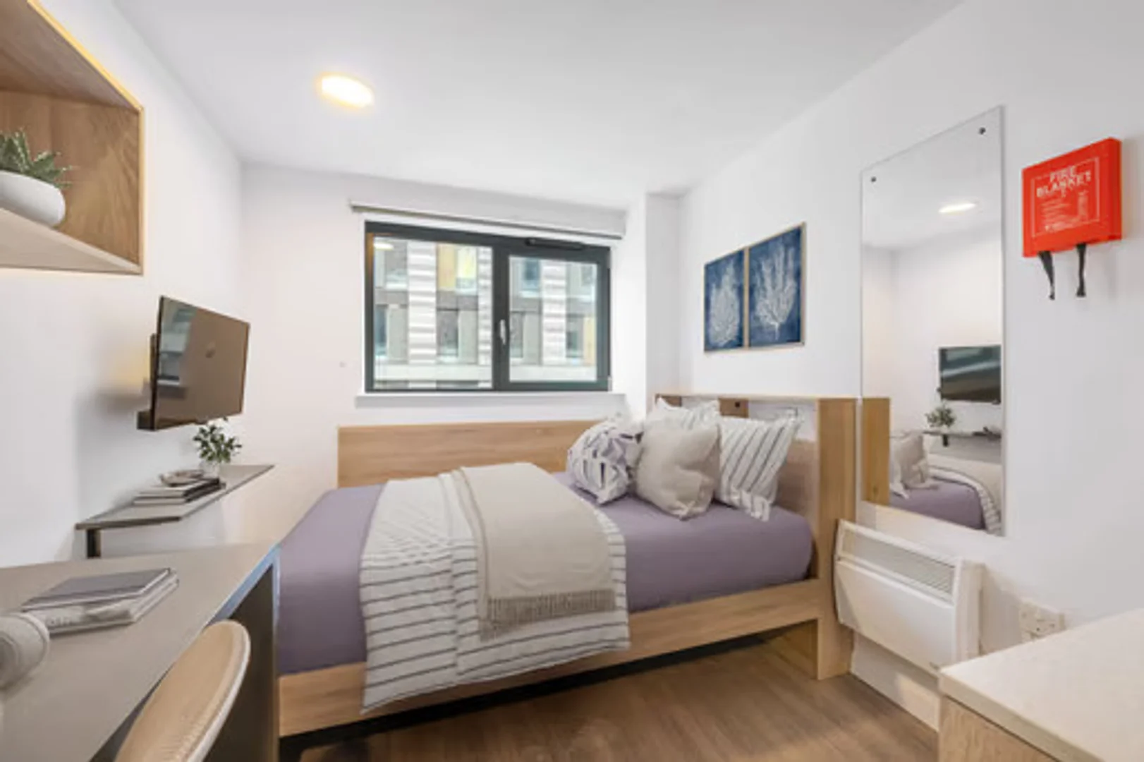 Studentenzimmer in mit Arbeitsbereich und Gemeinschaftseinrichtungen