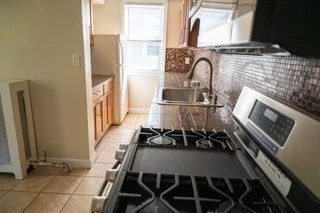 Alojamiento entero en residencia en 29, Donald Rd., Unit 3, Dorchester, Boston, MA, 02124, imagen 14 de 31
