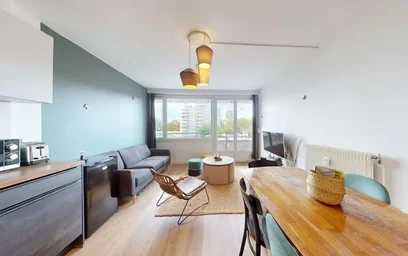 Bright private room in {area}