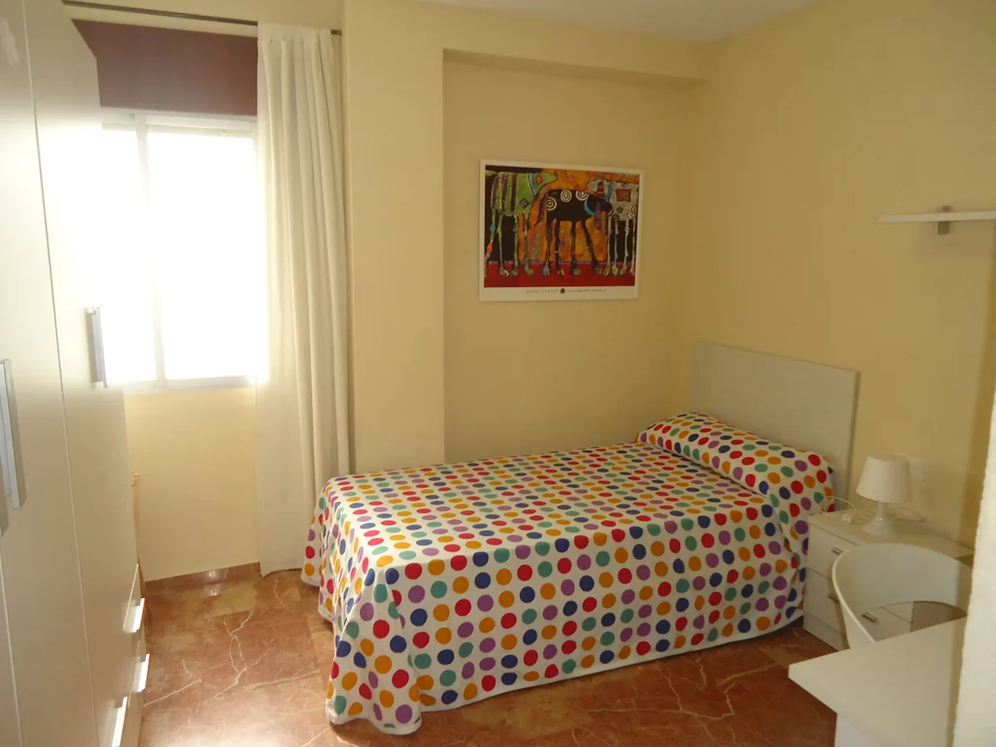 Chambre conviviale pour les étudiants dans  avec des équipements modernes