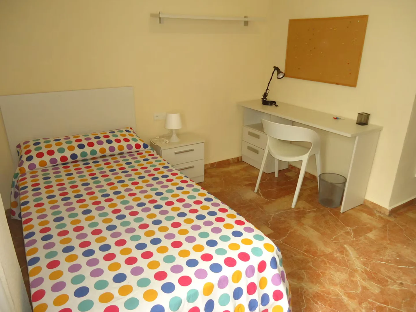 Chambre conviviale pour les étudiants dans  avec des équipements modernes