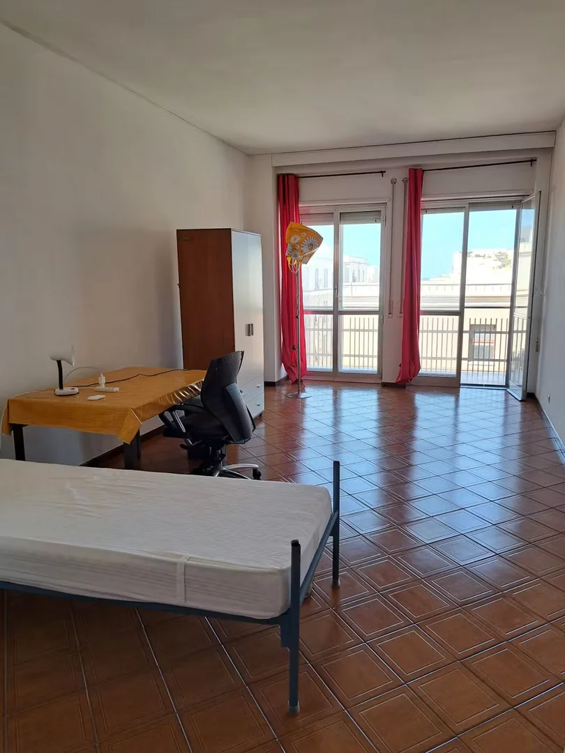 Comfortable and spacious student room in 