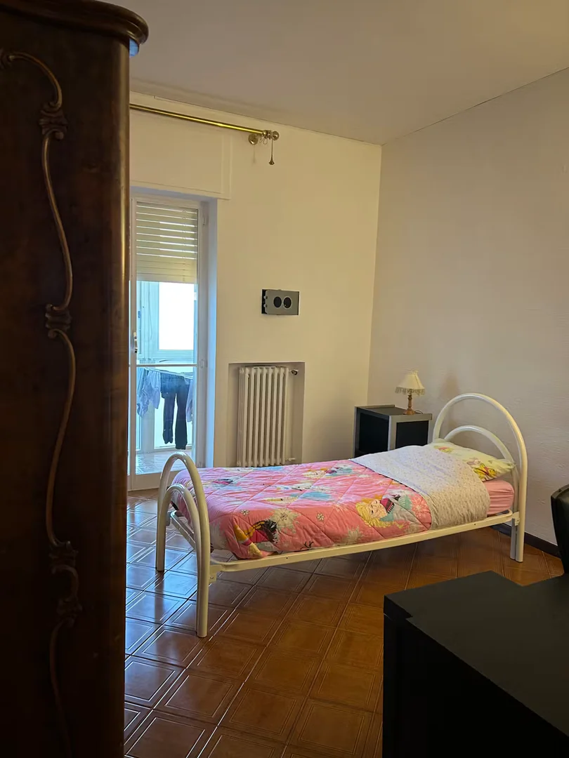 Habitación estudiantil funcional perfecta para estudiar en
