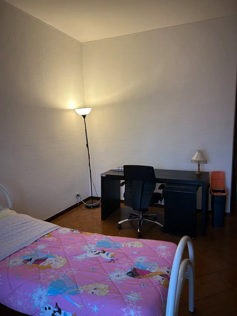 Habitación estudiantil económica con ubicación conveniente en