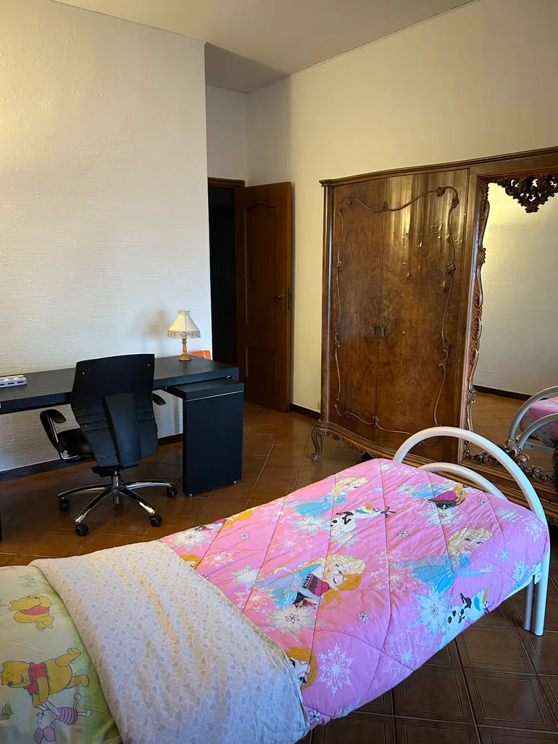 Habitación estudiantil funcional perfecta para estudiar en