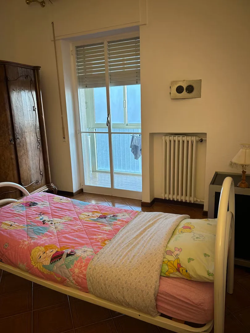 Habitación asequible para estudiantes con buena iluminación en