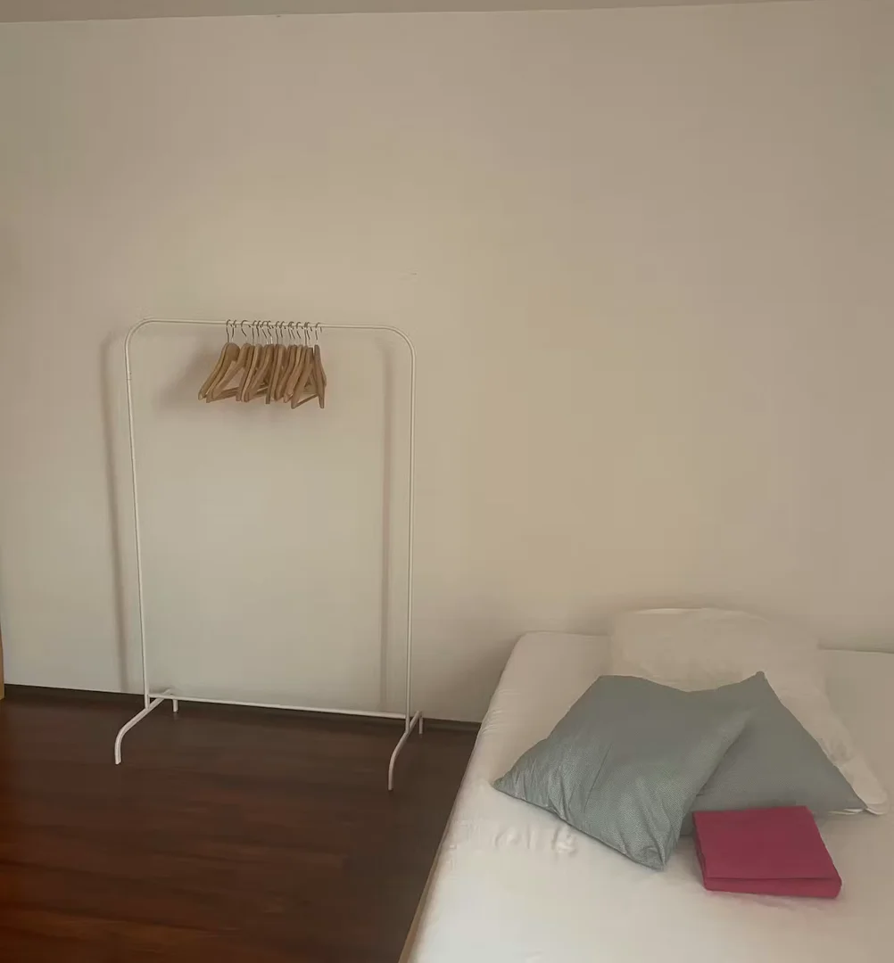 Chambre abordable pour les étudiants avec un bon éclairage dans 
