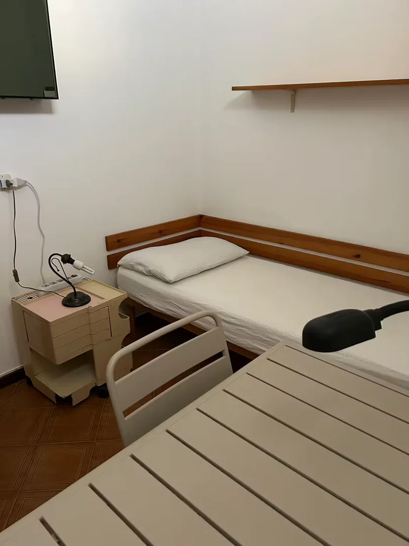 Habitación estudiantil funcional perfecta para estudiar en 