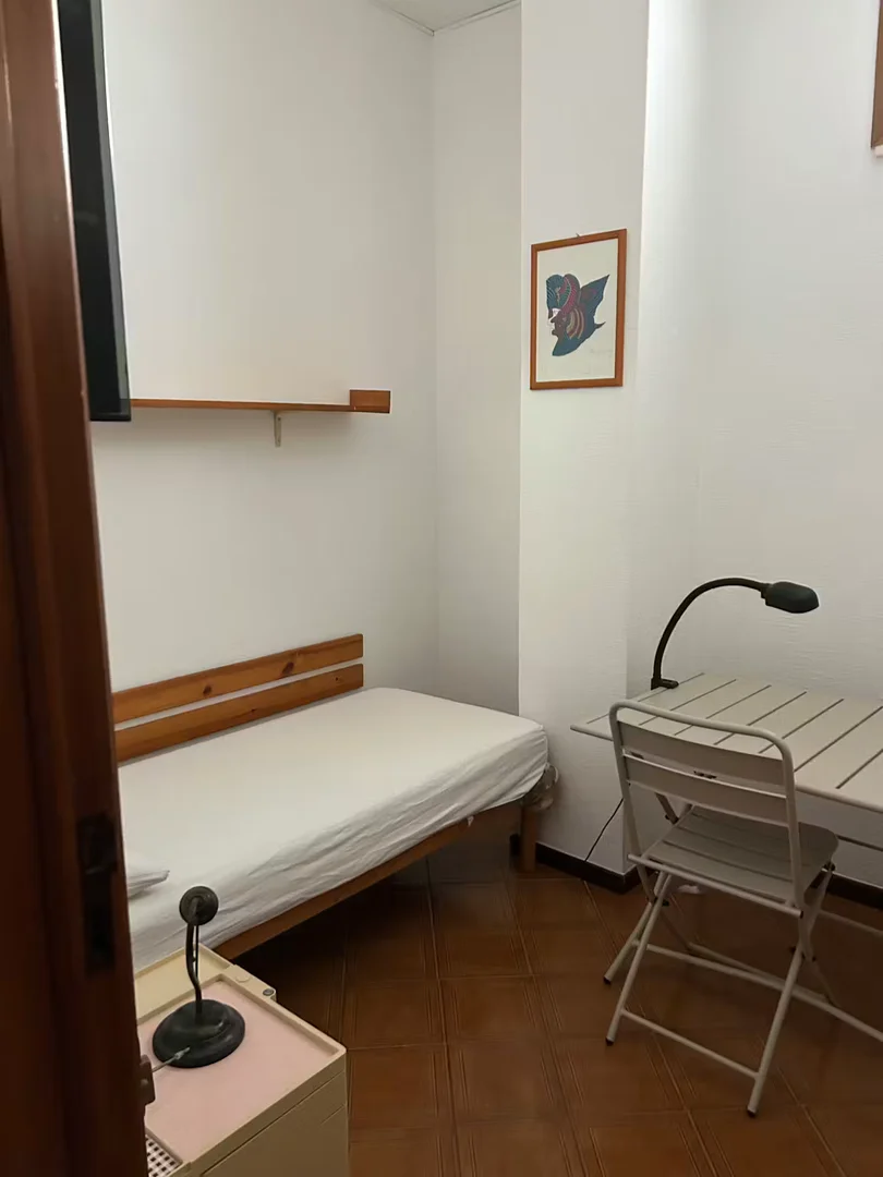 Habitación estudiantil funcional perfecta para estudiar en 