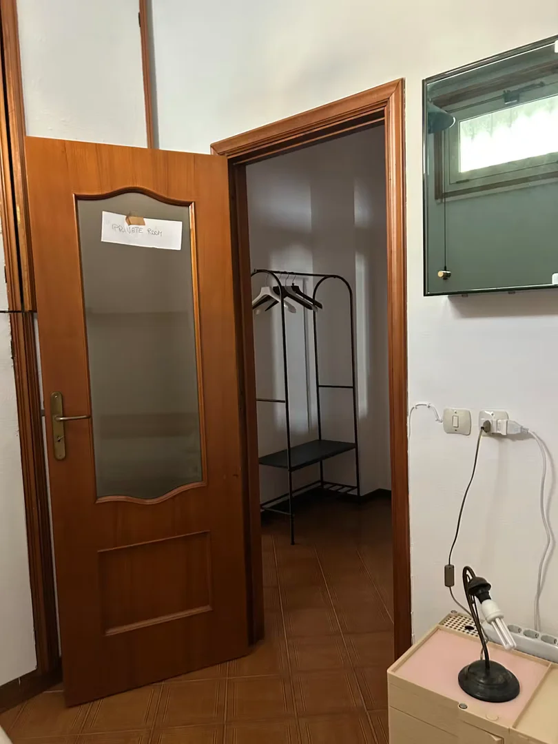 Habitación estudiantil funcional perfecta para estudiar en 