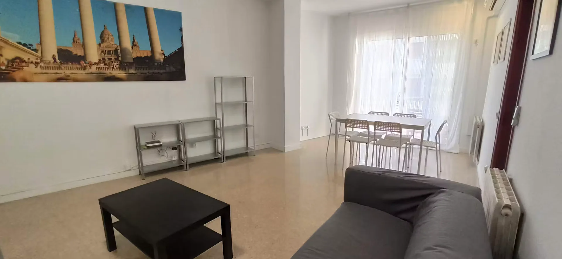 Functional student room perfect for studying in 