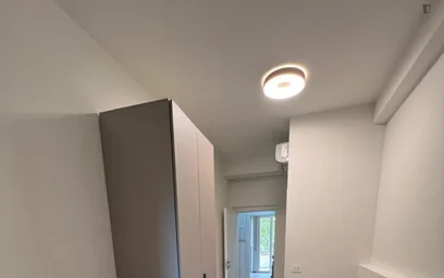 Chambre privée à Via Tommaso Salvini, image 1 de 12