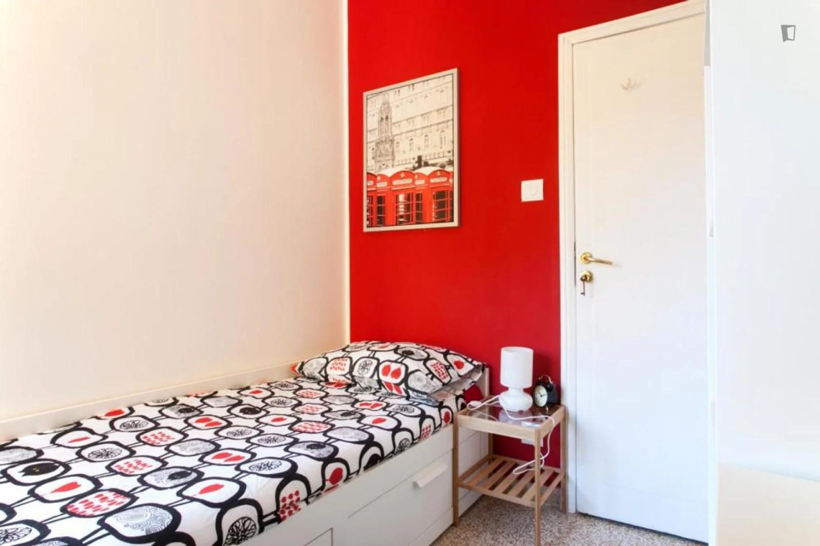 Quarto de estudante luminoso e arejado com acesso fácil à universidade em
