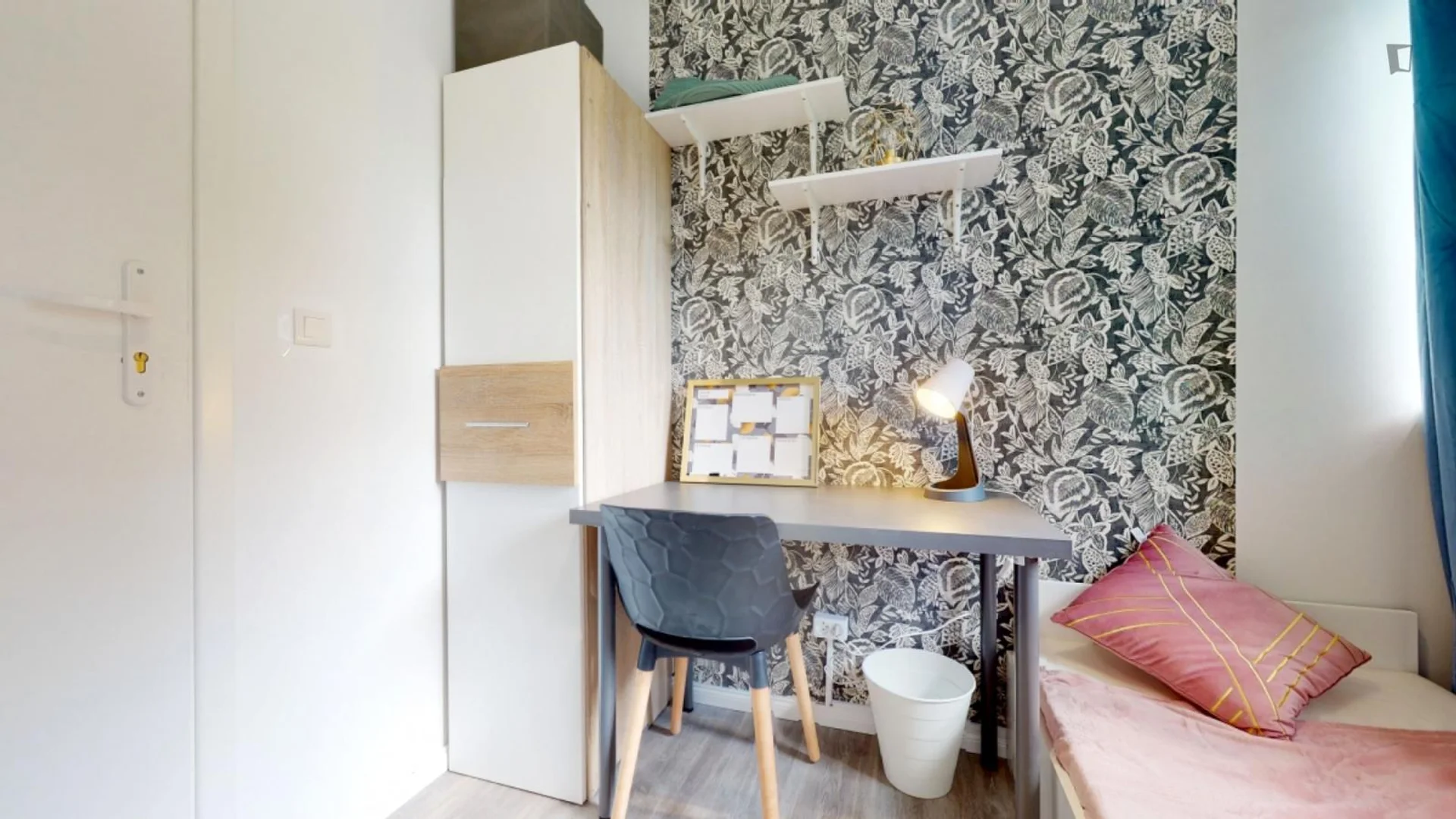 Functional student room perfect for studying in 