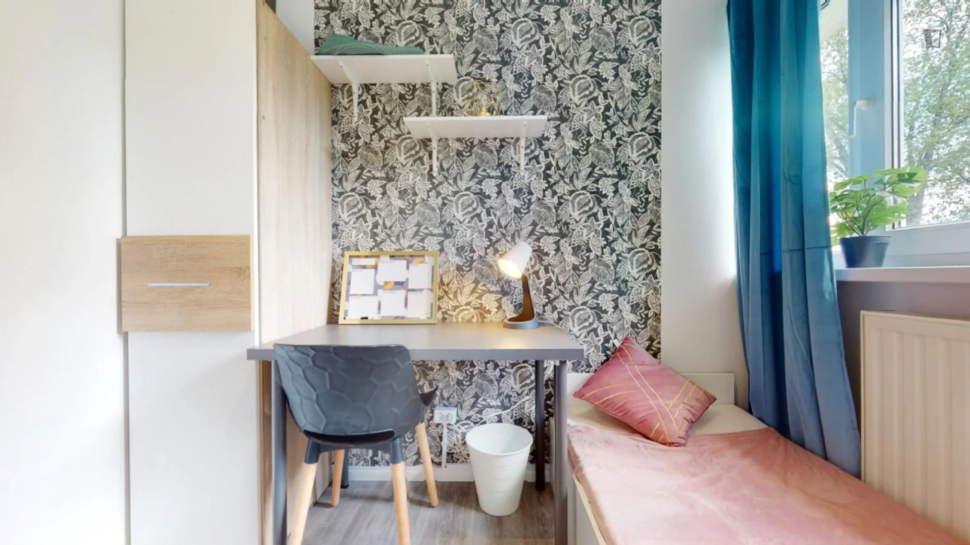Comfortable and spacious student room in 