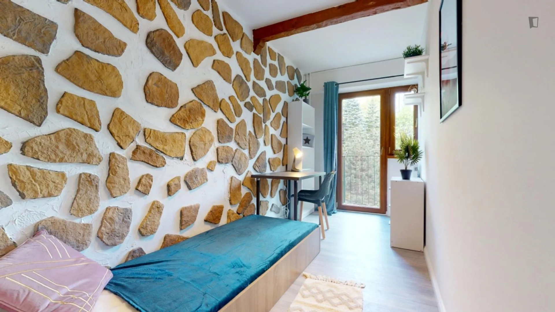 Comfortable and spacious student room in 