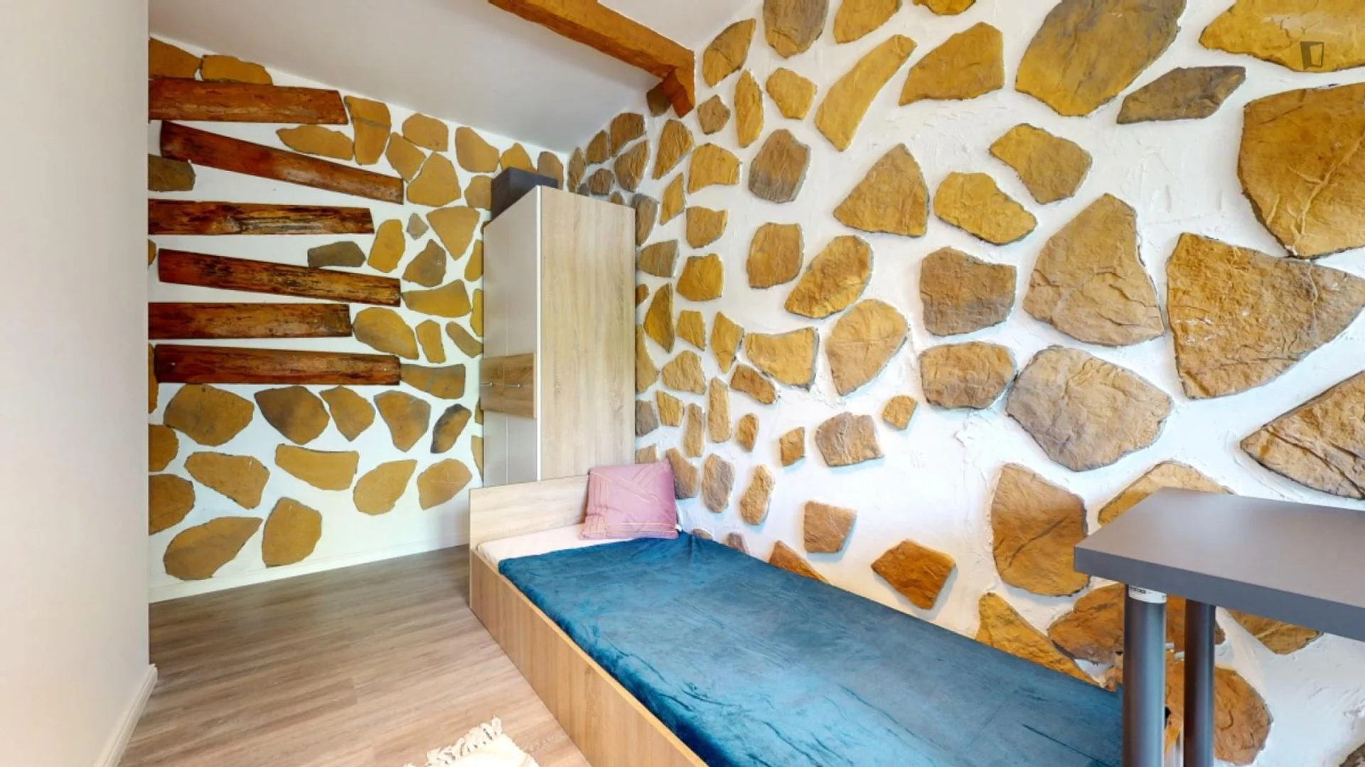 Bright and airy student room with easy university access in 