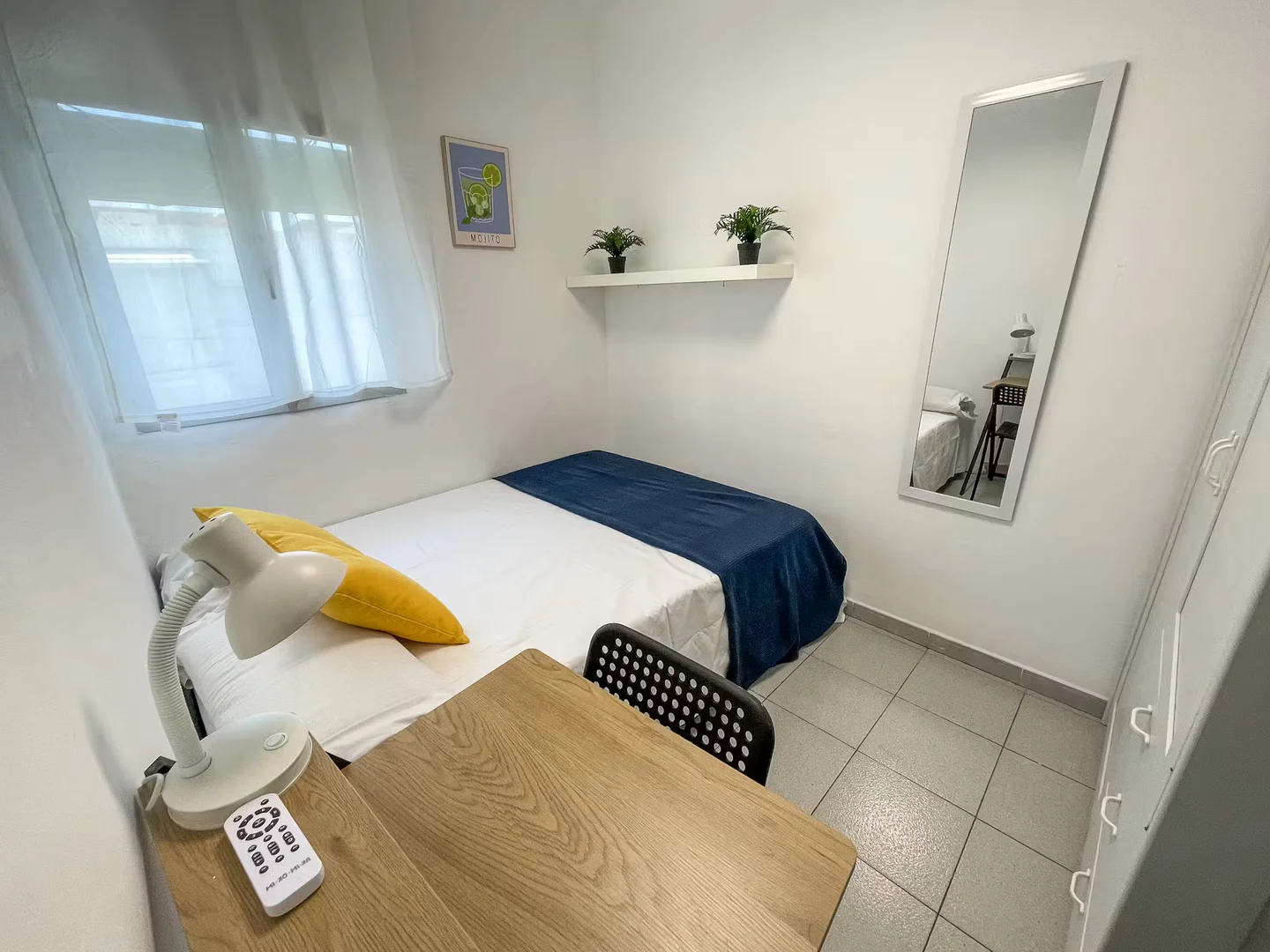 Habitación estudiantil funcional perfecta para estudiar en 