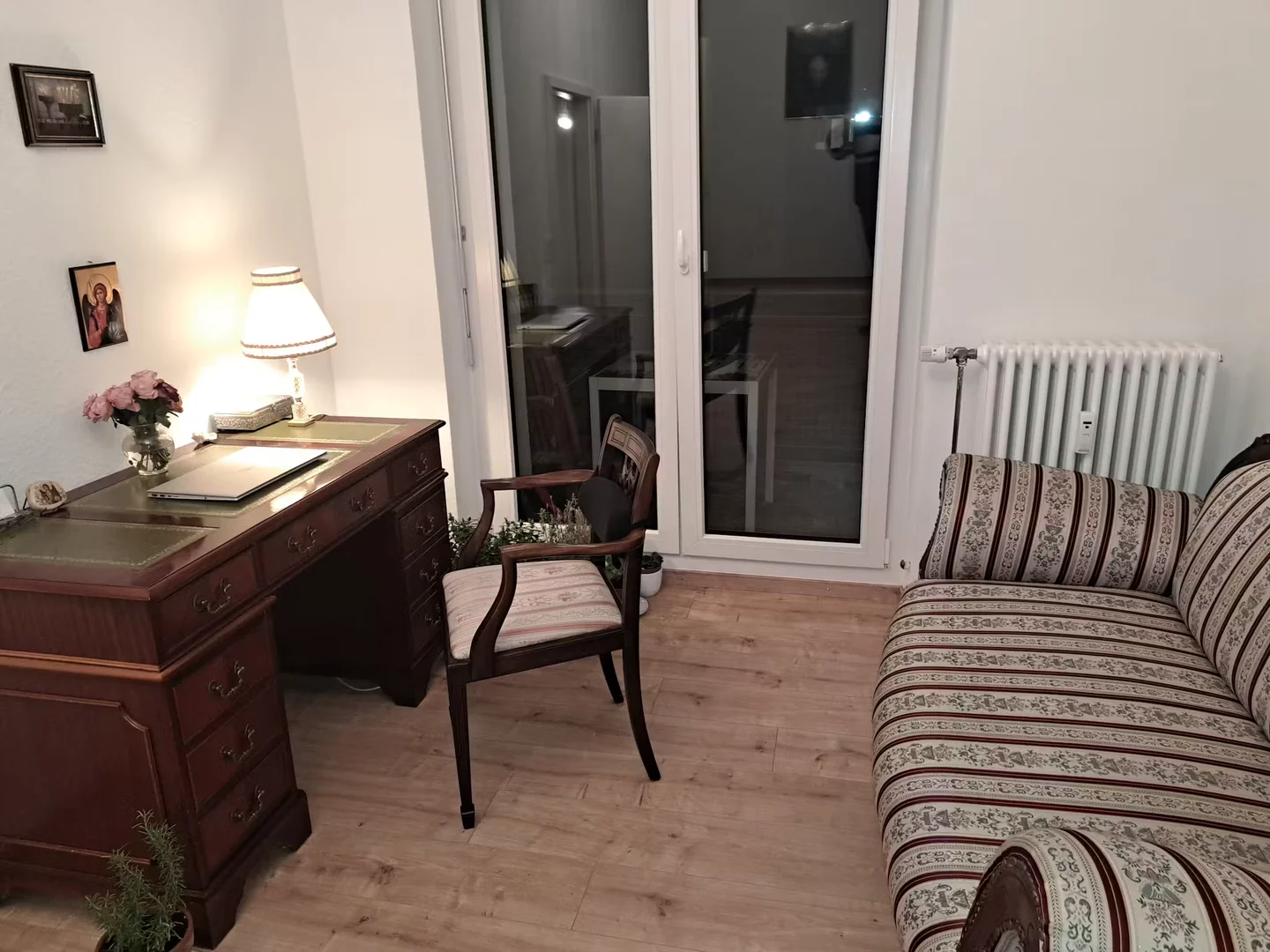 bölgesinde konforlu ve ferah öğrenci odası