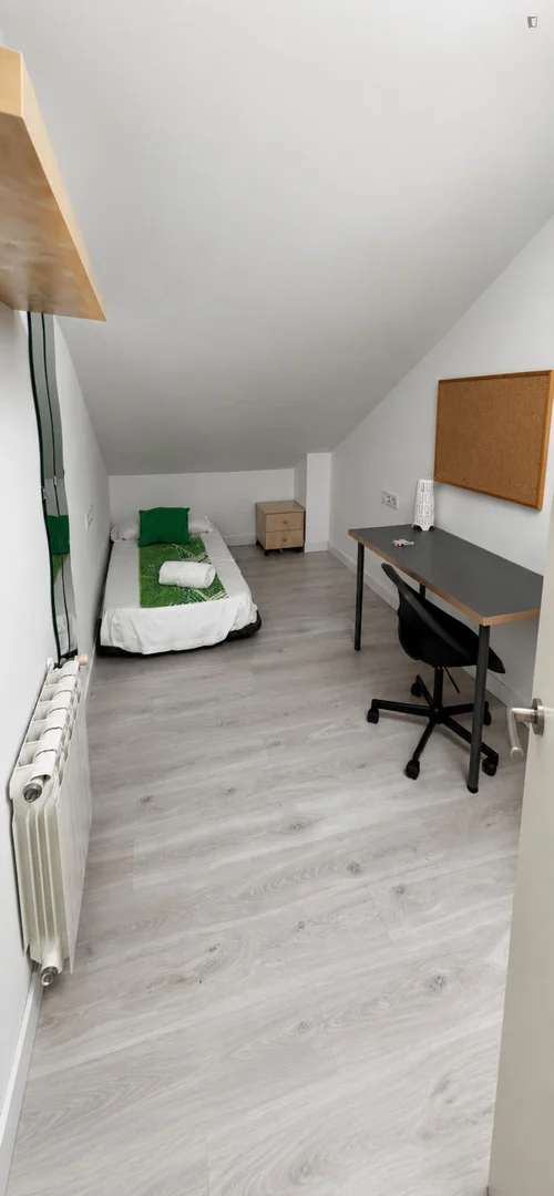 Helles und luftiges Studentenzimmer mit einfachem Zugang zur Universität in 