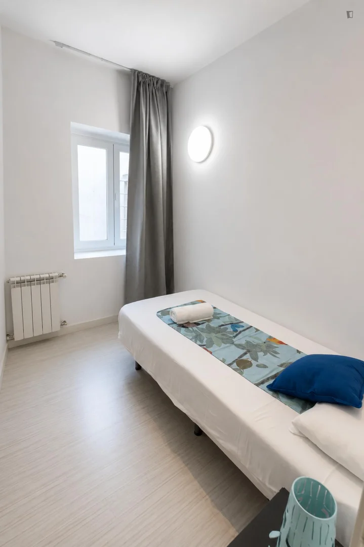 Zimmer in Studentenwohnung in zu vermieten, voll möbliert