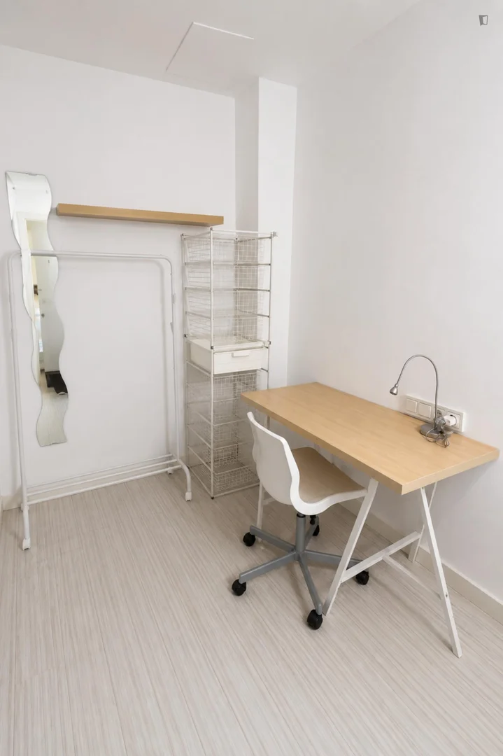 Studentenzimmer in mit Arbeitsbereich und Gemeinschaftseinrichtungen