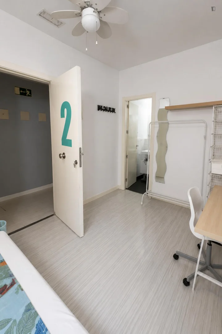 Bezahlbares Zimmer für Studenten mit ausreichender Beleuchtung in