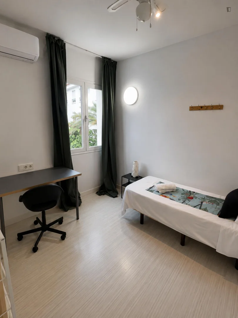 Studentenzimmer in  mit Arbeitsbereich und Gemeinschaftseinrichtungen