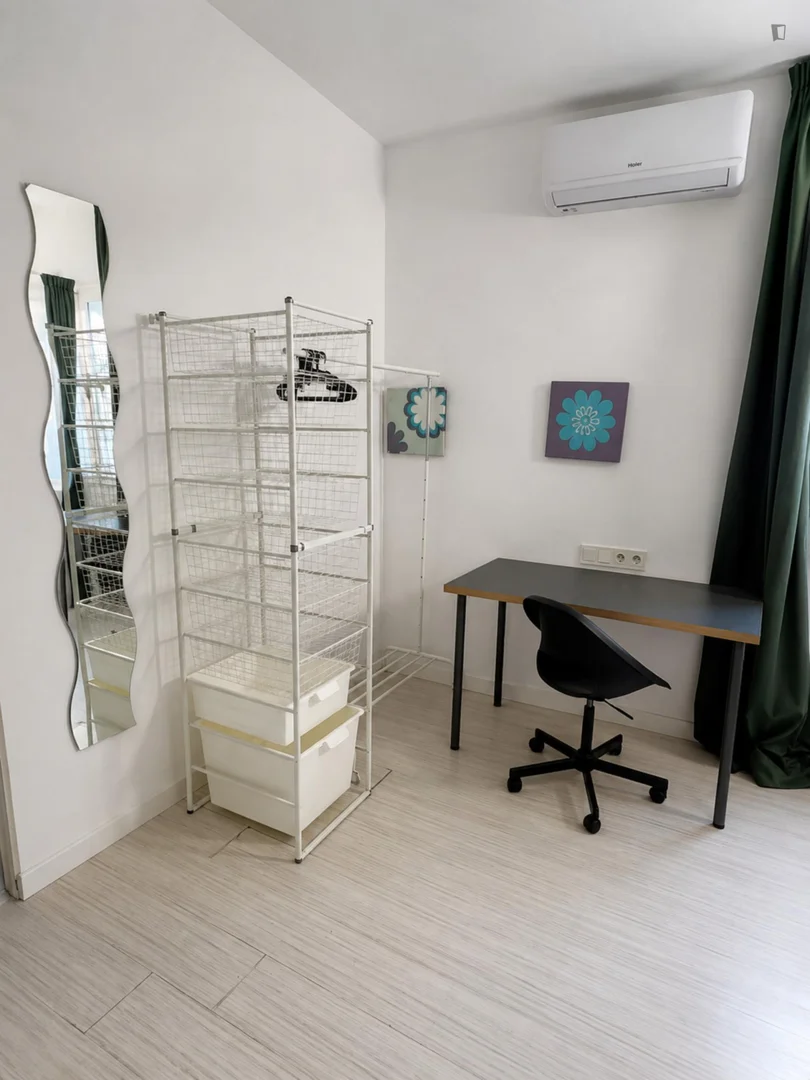 Zimmer in Studentenwohnung in  zu vermieten, voll möbliert