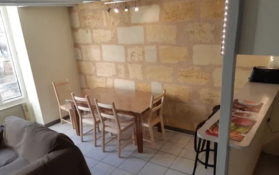 Sehr helles Studio zur Miete in {area}