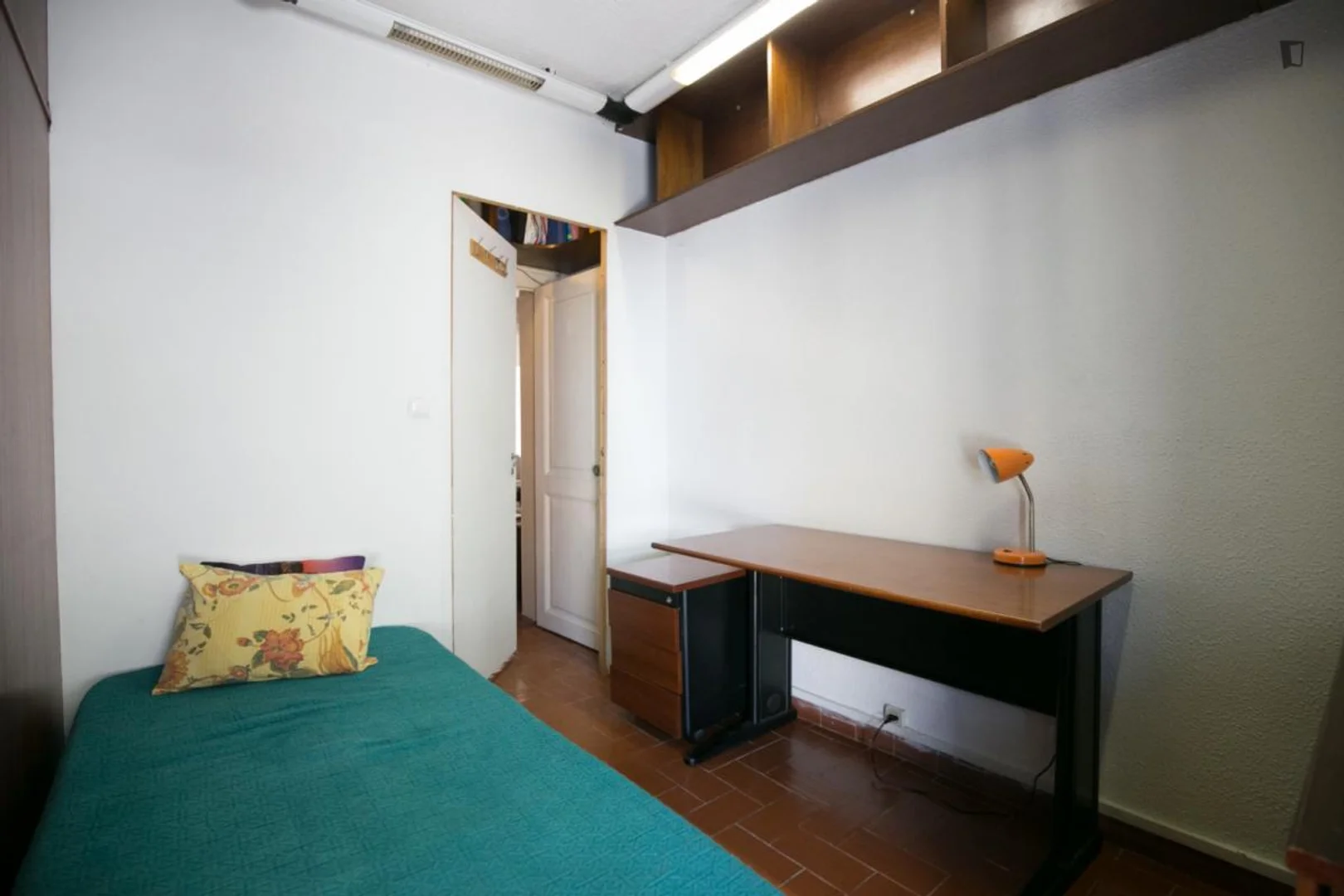 Functional student room perfect for studying in 