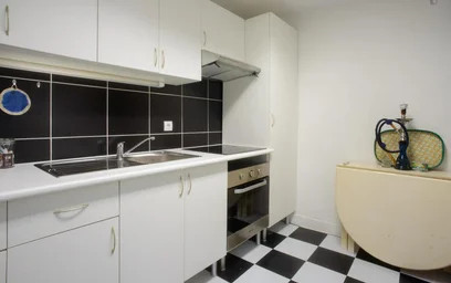 Chambre privée à Rua Bacelar e Silva, image 13 de 34